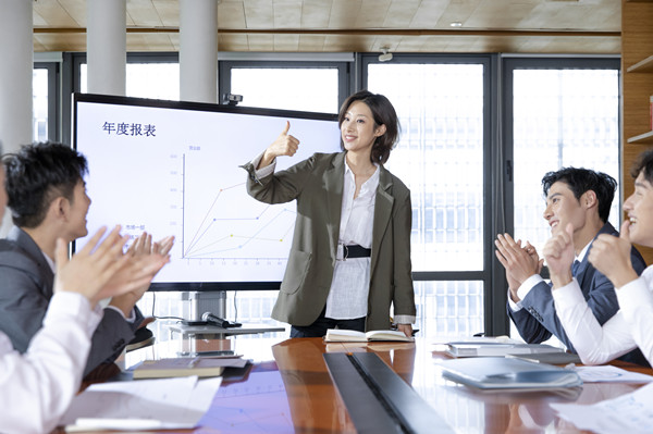 績效反饋：及時給予員工反饋，幫助員工提升