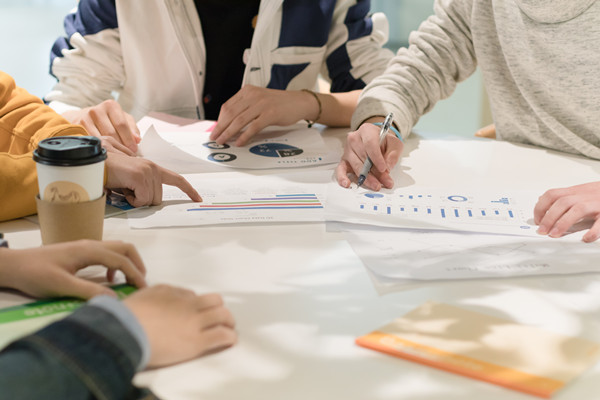 培養(yǎng)組織人才，提升員工素質(zhì)和技能，增強核心競爭力