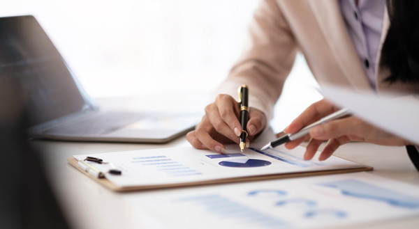 如何通過市場調(diào)研和預測制定科學的年度經(jīng)營計劃？