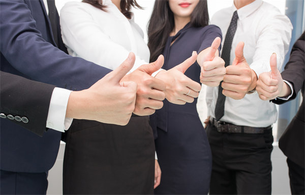 在企業(yè)管理中，專(zhuān)權(quán)式和民主式管理各有哪些優(yōu)缺點(diǎn)？