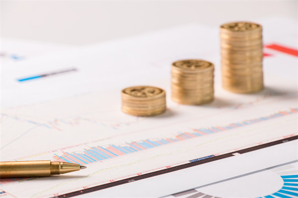 結(jié)合實(shí)際，談?wù)勂髽I(yè)在戰(zhàn)略薪酬設(shè)計(jì)時(shí)要注意哪些問(wèn)題？