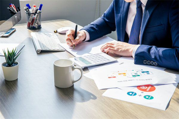 在績效溝通時，如何給員工提出改進意見促進績效增長？