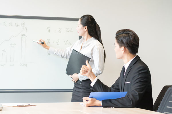 績(jī)效評(píng)估中如何平衡定量與定性指標(biāo)，提升評(píng)價(jià)質(zhì)量？