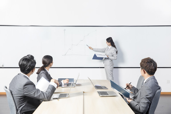 員工績效不佳時，應(yīng)采取哪些策略進(jìn)行干預(yù)與提升？