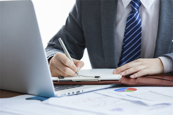 如何實施360度績效評估，確保反饋全面且客觀？