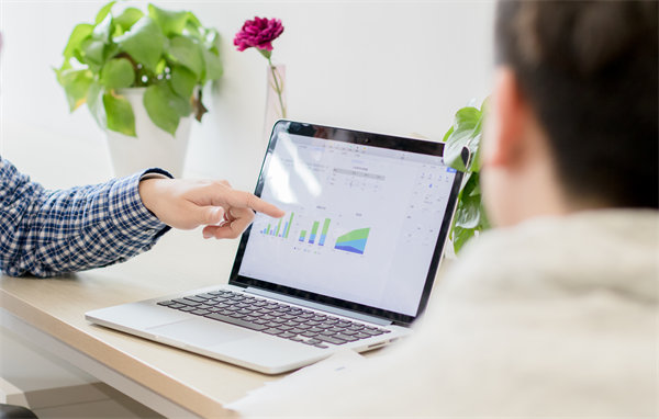 績效考核體系如何平衡短期成果與長期戰(zhàn)略發(fā)展？