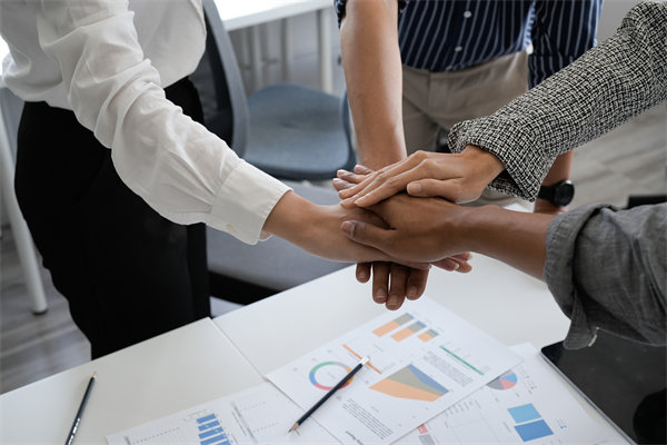 面對(duì)多元化團(tuán)隊(duì)，如何實(shí)施個(gè)性化績(jī)效評(píng)估策略？