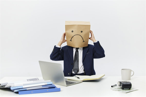 組織變革中，如何管理員工情緒與阻力，確保平穩(wěn)過渡？