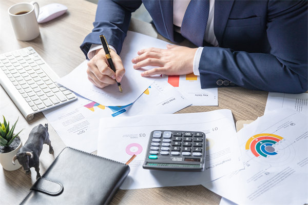 利用大數(shù)據(jù)與AI優(yōu)化績效管理流程，提升決策效率！