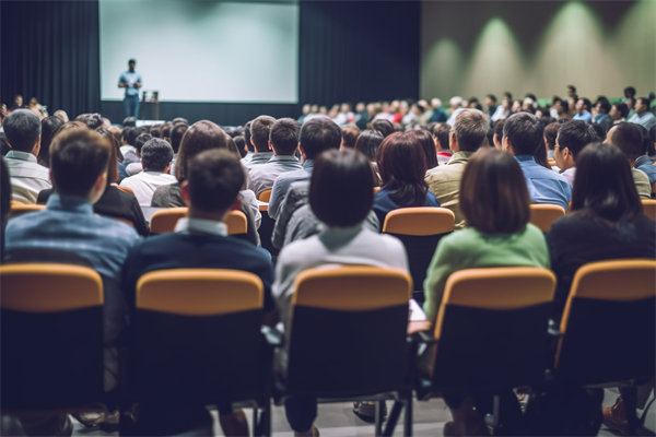 在變革中，如何有效管理組織內(nèi)部的沖突與不確定性？