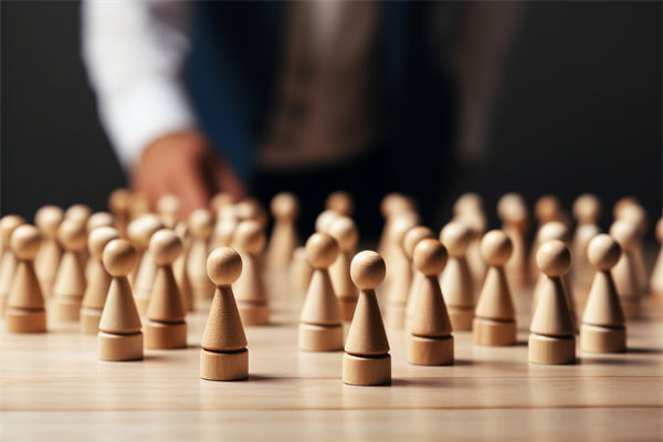 資源分配時，組織規(guī)劃如何平衡各部門需求與整體目標(biāo)？