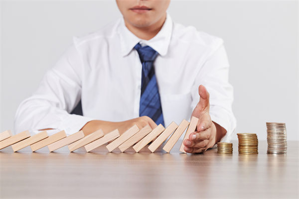 在年度經(jīng)營(yíng)計(jì)劃中，如何有效識(shí)別并應(yīng)對(duì)潛在風(fēng)險(xiǎn)？