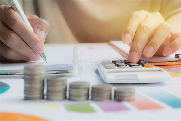 在滾動(dòng)預(yù)算模式下，如何確保預(yù)算的連續(xù)性和前瞻性？