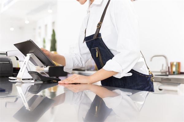 29歲女演員回應(yīng)在餐廳當(dāng)服務(wù)員，人力資源怎么看？